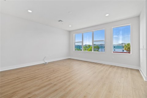 Townhouse in Saint Petersburg, Florida 2 bedrooms, 228.26 sq.m. № 2102567 - photo 17