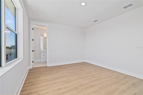 Townhouse in Saint Petersburg, Florida 2 bedrooms, 228.26 sq.m. № 2102567 - photo 25