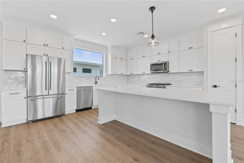 Townhouse in Saint Petersburg, Florida 2 bedrooms, 228.26 sq.m. № 2102567 - photo 6