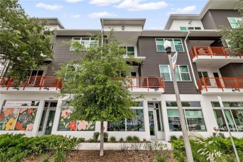 Townhouse in Saint Petersburg, Florida 2 bedrooms, 228.26 sq.m. № 2102567 - photo 2