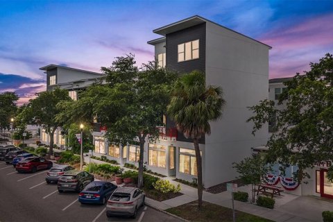 Townhouse in Saint Petersburg, Florida 2 bedrooms, 228.26 sq.m. № 2102567 - photo 29