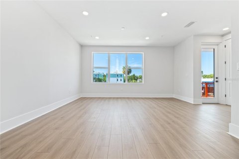 Townhouse in Saint Petersburg, Florida 2 bedrooms, 228.26 sq.m. № 2102567 - photo 13