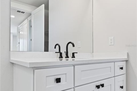 Townhouse in Saint Petersburg, Florida 2 bedrooms, 228.26 sq.m. № 2102567 - photo 12