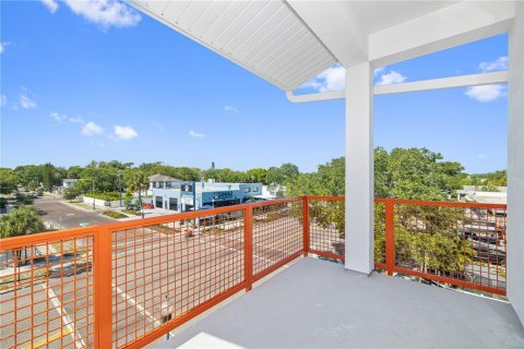 Townhouse in Saint Petersburg, Florida 2 bedrooms, 228.26 sq.m. № 2102567 - photo 20
