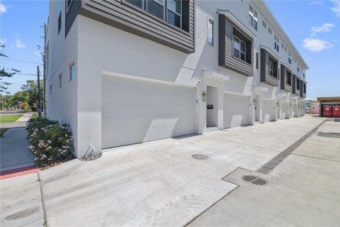 Townhouse in Saint Petersburg, Florida 2 bedrooms, 228.26 sq.m. № 2102567 - photo 28
