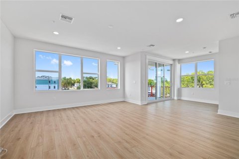 Townhouse in Saint Petersburg, Florida 2 bedrooms, 228.26 sq.m. № 2102567 - photo 18
