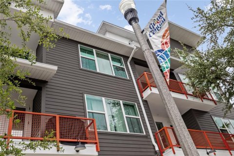 Townhouse in Saint Petersburg, Florida 2 bedrooms, 228.26 sq.m. № 2102567 - photo 4