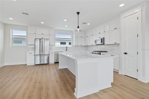 Townhouse in Saint Petersburg, Florida 2 bedrooms, 228.26 sq.m. № 2102567 - photo 8