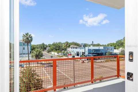 Townhouse in Saint Petersburg, Florida 2 bedrooms, 228.26 sq.m. № 2102567 - photo 15
