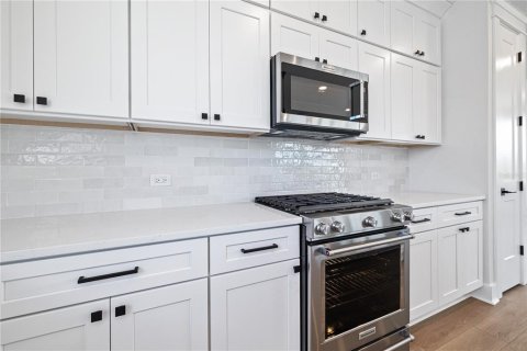 Townhouse in Saint Petersburg, Florida 2 bedrooms, 228.26 sq.m. № 2102567 - photo 7