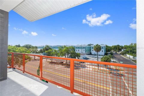 Townhouse in Saint Petersburg, Florida 2 bedrooms, 228.26 sq.m. № 2102567 - photo 21