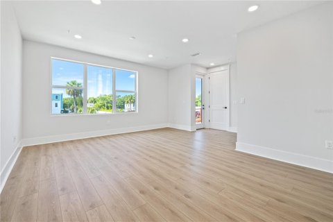 Townhouse in Saint Petersburg, Florida 2 bedrooms, 228.26 sq.m. № 2102567 - photo 9