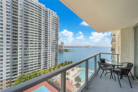 Condo in Miami, Florida, 3 bedrooms  № 2052802