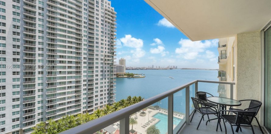 Condo in Miami, Florida, 3 bedrooms  № 2052802