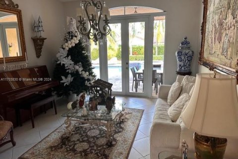 House in Miami, Florida 5 bedrooms, 260.03 sq.m. № 1984823 - photo 9