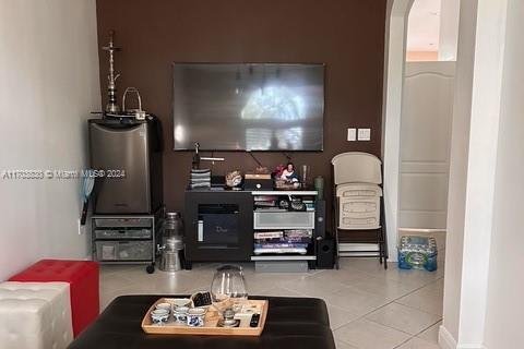 House in Miami, Florida 5 bedrooms, 260.03 sq.m. № 1984823 - photo 16