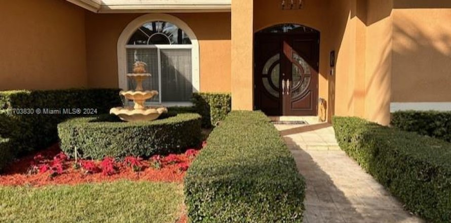 House in Miami, Florida 5 bedrooms, 260.03 sq.m. № 1984823