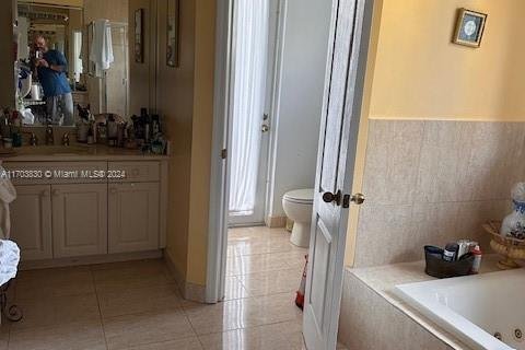 House in Miami, Florida 5 bedrooms, 260.03 sq.m. № 1984823 - photo 26