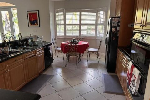 House in Miami, Florida 5 bedrooms, 260.03 sq.m. № 1984823 - photo 18