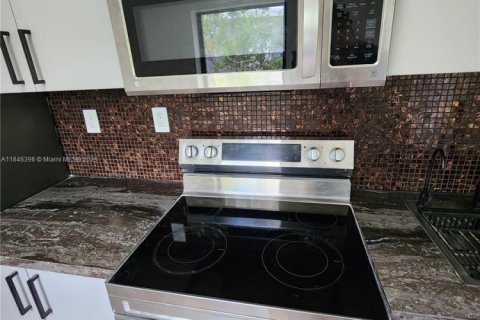 House in North Miami Beach, Florida 2 bedrooms, 64.66 sq.m. № 1845988 - photo 7