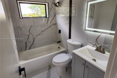 House in North Miami Beach, Florida 2 bedrooms, 64.66 sq.m. № 1845988 - photo 2
