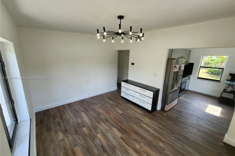 House in North Miami Beach, Florida 2 bedrooms, 64.66 sq.m. № 1845988 - photo 4