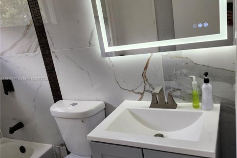 House in North Miami Beach, Florida 2 bedrooms, 64.66 sq.m. № 1845988 - photo 1