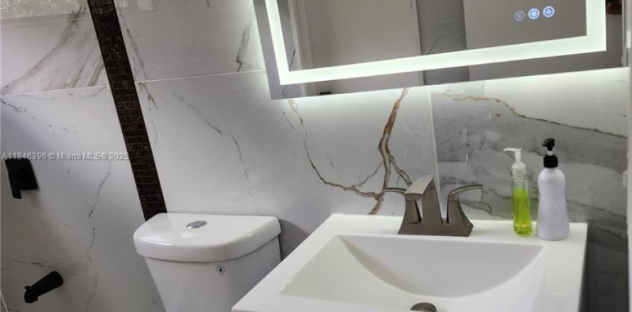 House in North Miami Beach, Florida 2 bedrooms, 64.66 sq.m. № 1845988