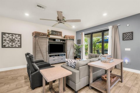 House in Lake Worth, Florida 5 bedrooms, 240.15 sq.m. № 2176618 - photo 13