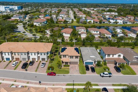 House in Lake Worth, Florida 5 bedrooms, 240.15 sq.m. № 2176618 - photo 6
