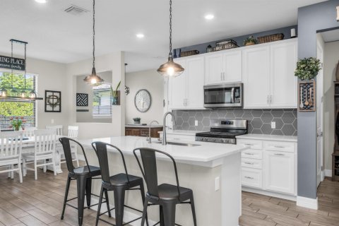 House in Lake Worth, Florida 5 bedrooms, 240.15 sq.m. № 2176618 - photo 8