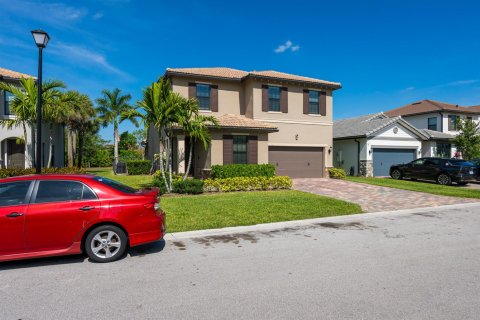 House in Lake Worth, Florida 5 bedrooms, 240.15 sq.m. № 2176618 - photo 2