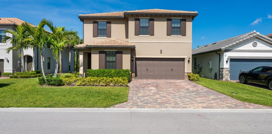 House in Lake Worth, Florida 5 bedrooms, 240.15 sq.m. № 2176618
