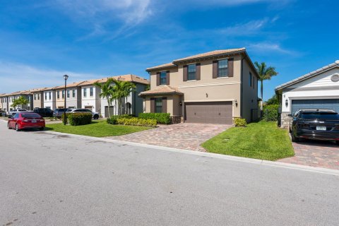 House in Lake Worth, Florida 5 bedrooms, 240.15 sq.m. № 2176618 - photo 3