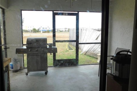 Propiedad comercial en venta en Cape Coral, Florida, 212.75 m2 № 1482610 - foto 13
