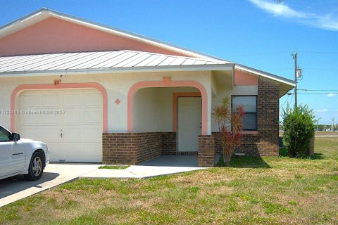 Propiedad comercial en venta en Cape Coral, Florida, 212.75 m2 № 1482610 - foto 28