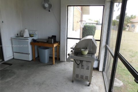 Propiedad comercial en venta en Cape Coral, Florida, 212.75 m2 № 1482610 - foto 17