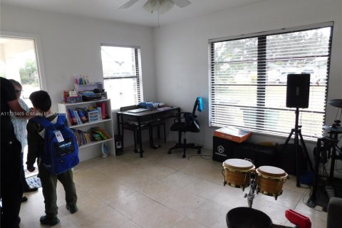 Propiedad comercial en venta en Cape Coral, Florida, 212.75 m2 № 1482610 - foto 7