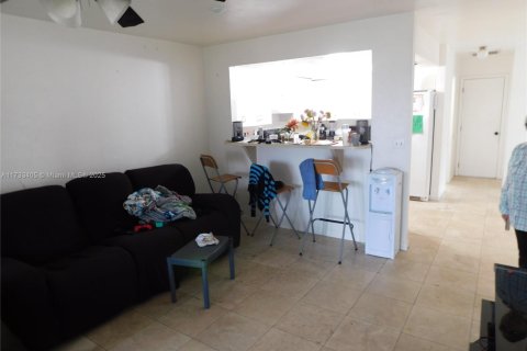 Propiedad comercial en venta en Cape Coral, Florida, 212.75 m2 № 1482610 - foto 12