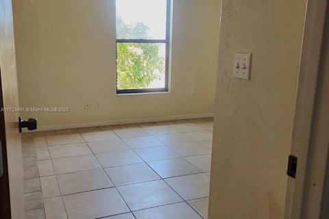 Propiedad comercial en venta en Cape Coral, Florida, 212.75 m2 № 1482610 - foto 19