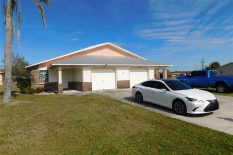 Propiedad comercial en venta en Cape Coral, Florida, 212.75 m2 № 1482610 - foto 1