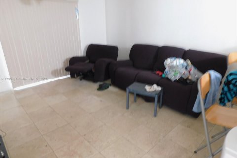 Propiedad comercial en venta en Cape Coral, Florida, 212.75 m2 № 1482610 - foto 11
