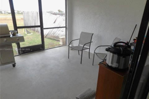 Propiedad comercial en venta en Cape Coral, Florida, 212.75 m2 № 1482610 - foto 16