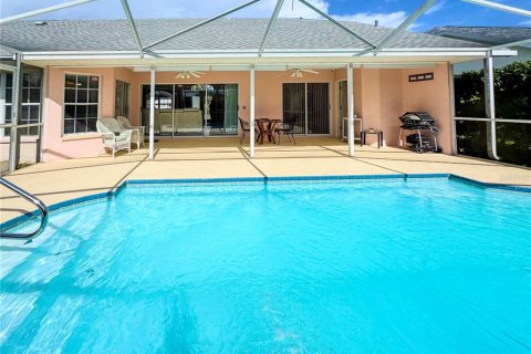 House in Hudson, Florida 3 bedrooms, 180.42 sq.m. № 1815773 - photo 4