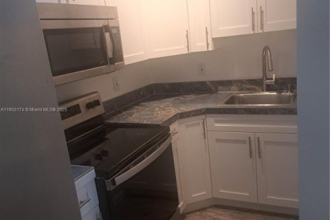 House in Homestead, Florida 1 bedroom, 46.45 sq.m. № 2015881 - photo 2