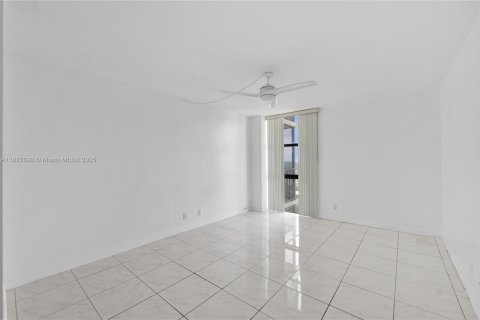 Condominio en alquiler en Aventura, Florida, 2 dormitorios, 115.01 m2 № 1938478 - foto 15