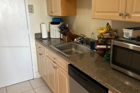 Купить кондоминиум в Норт-Майами, Флорида 2 спальни, 89.46м2, № 1984969 - фото 9