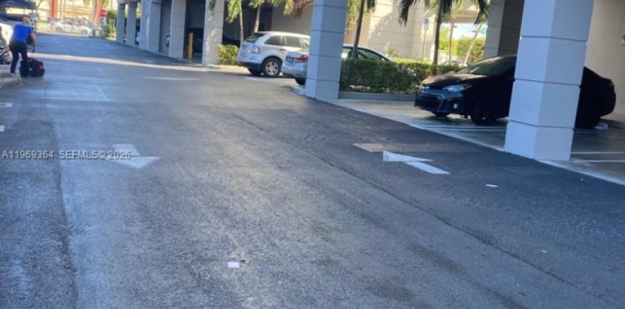 Кондоминиум с 2 спальнями в Майами, Флорида № 2030193