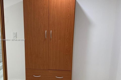 Снять в аренду коммерческую недвижимость в Майами-Гарденс, Флорида 1 спальня, 190.64м2, № 1989385 - фото 9