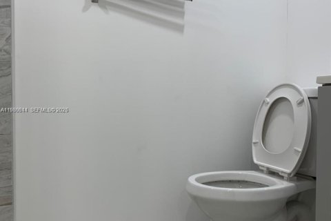 Снять в аренду коммерческую недвижимость в Майами-Гарденс, Флорида 1 спальня, 190.64м2, № 1989385 - фото 16